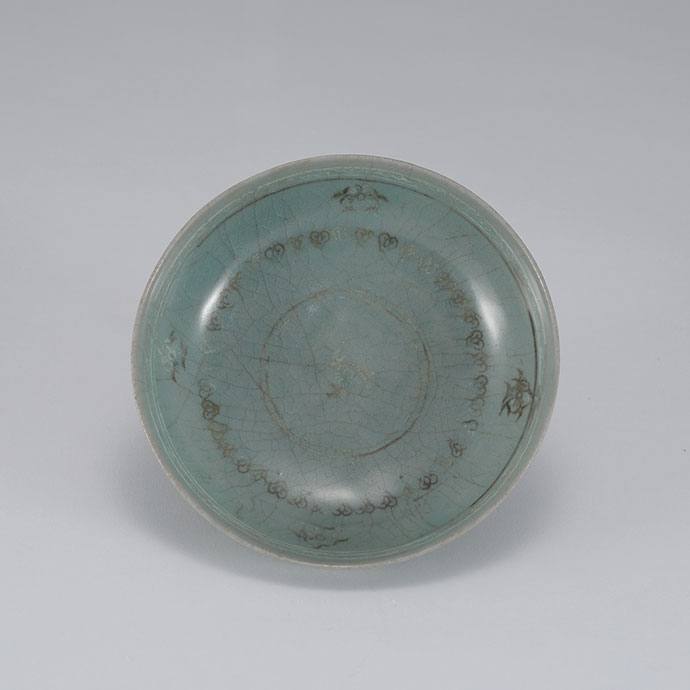 청자상감화금국당초문발(靑瓷象嵌金菊唐草文鉢)