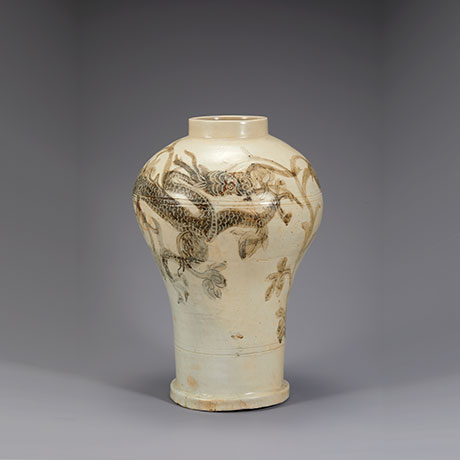 백자음각철화용화문호(白瓷陰刻鐵華龍花文壺)