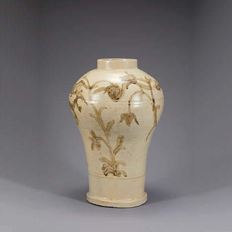 백자음각철화용화문호(白瓷陰刻鐵華龍花文壺)