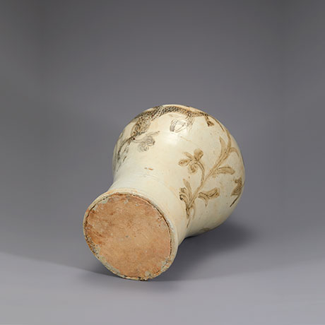 백자음각철화용화문호(白瓷陰刻鐵華龍花文壺)