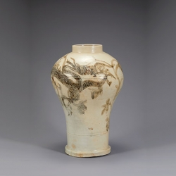 백자음각철화용화문호(白瓷陰刻鐵華龍花文壺)