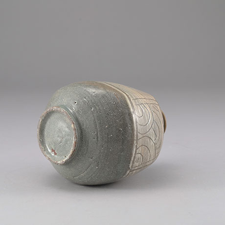 분청자음각화문편병(粉靑瓷陰刻花文扁瓶)