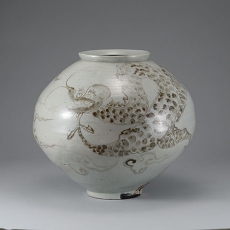 백자철화운룡문호(白瓷鐵華雲龍文壺)