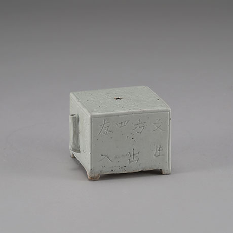 백자음각사각연적(白瓷陰刻四角硯跡)