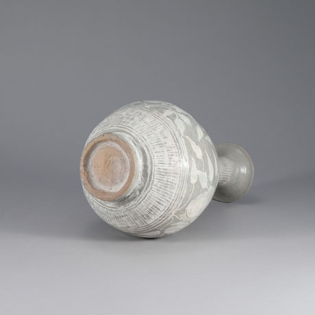 분청자박지인화목단문병(粉靑瓷剝地印花文牡丹文甁)