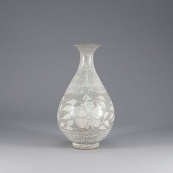 분청자박지인화목단문병(粉靑瓷剝地印花文牡丹文甁)