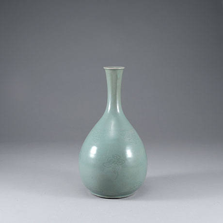 청자음각운문병(靑瓷陰刻雲文甁)