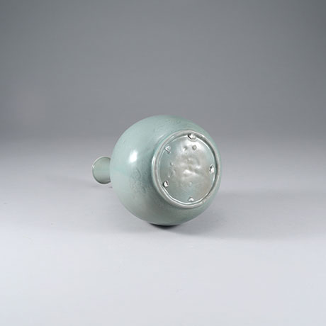 청자음각운문병(靑瓷陰刻雲文甁)