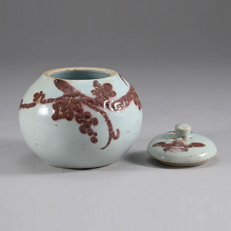 백자진사포도문유개호(白瓷辰砂葡萄文有蓋壺)