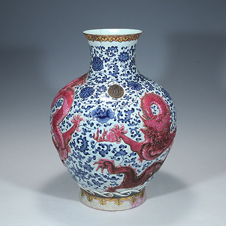 청화연지홍채용문관(靑花胭脂红彩龙纹罐)